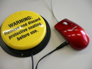 大きな黄色い押しボタンが接続されているマウスの写真