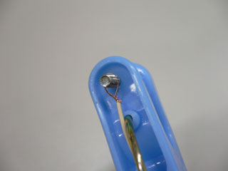 洗濯バサミに空けた穴にネジを通し、被膜を剥いた電線の先で作った輪を通した写真